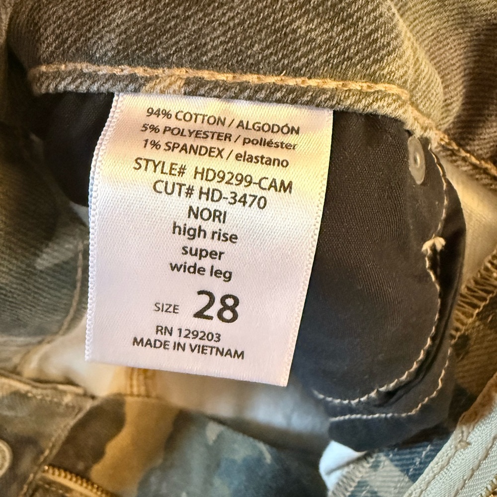 Hidden Camouflage Wide Leg Cargo Jeans - Picture 7 of 11